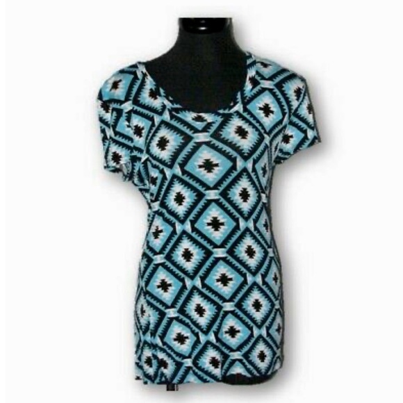 Rue21 Tops - 🔖3 F0R💲15 SALE! | Rue 21 Tee W/ Pattern